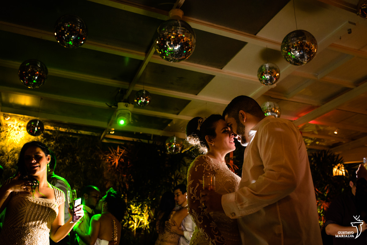noivos dançam abraçados durante a festa de casamento