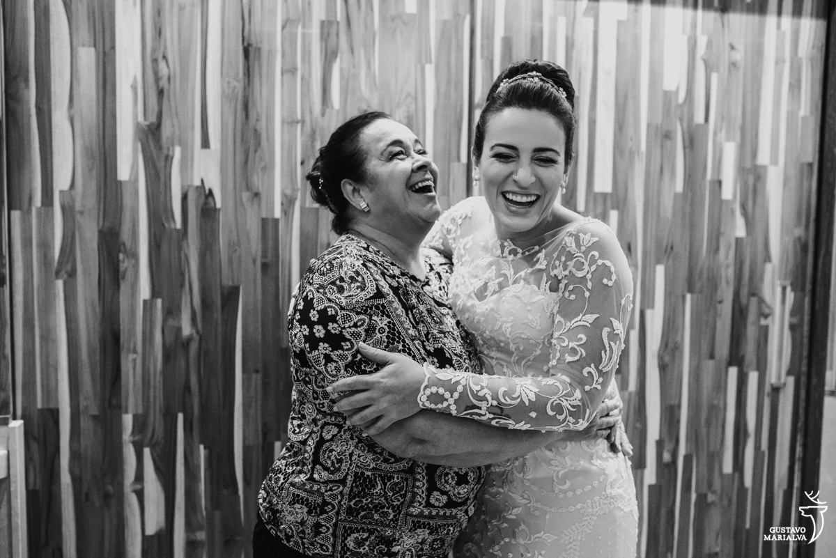 noiva abraça a mãe sorrindo usando vestido de noiva carol hungria