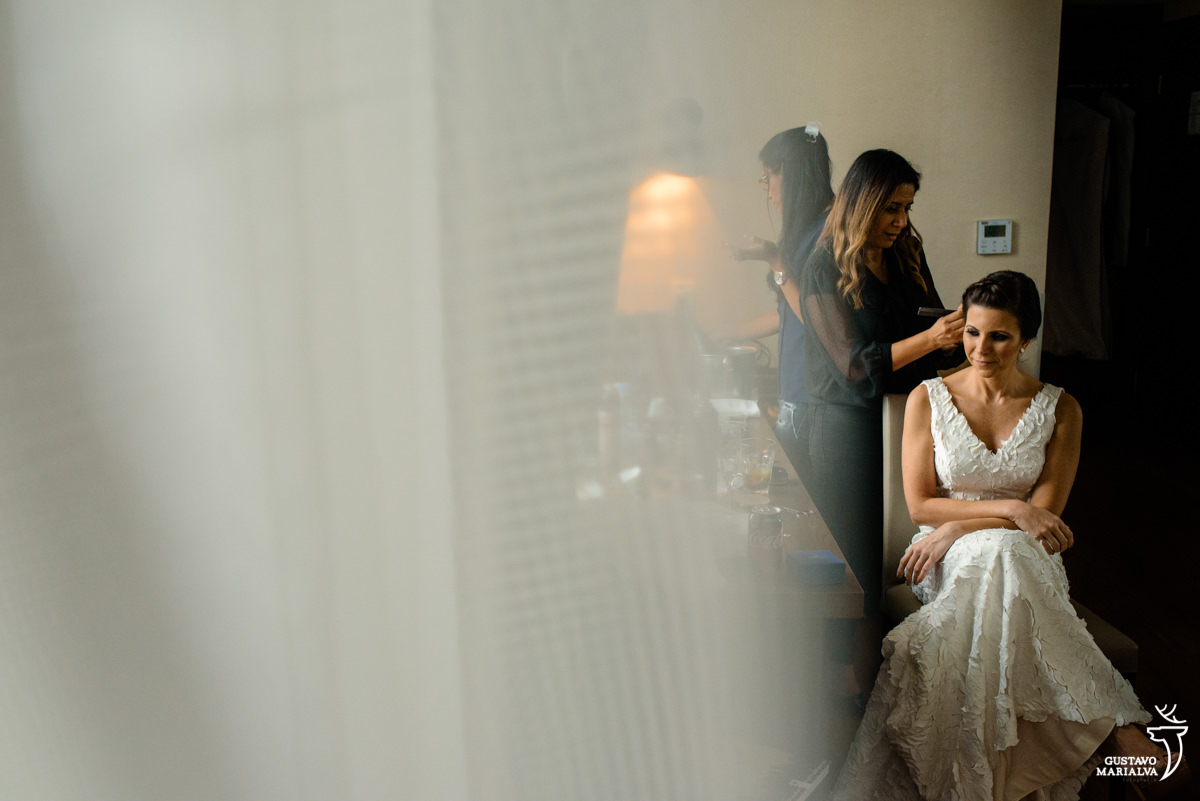 noiva arruma o cabelo durante o making of do casamento