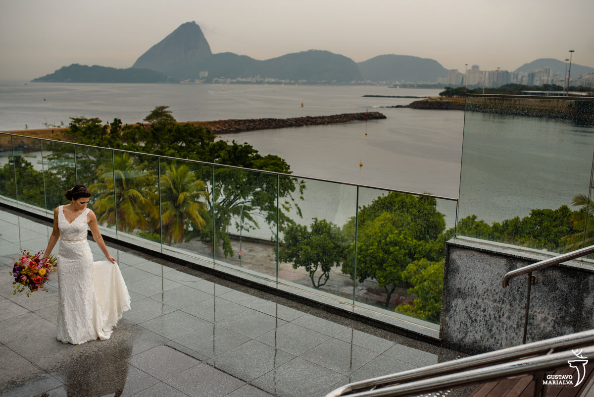 noiva posa para foto com o pão de açúcar ao fundo