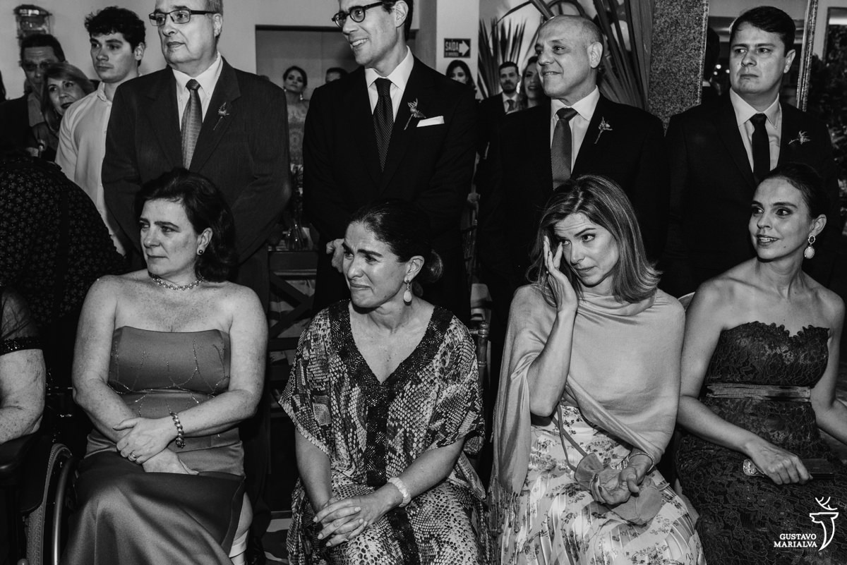 convidados choram durante a cerimônia de casamento