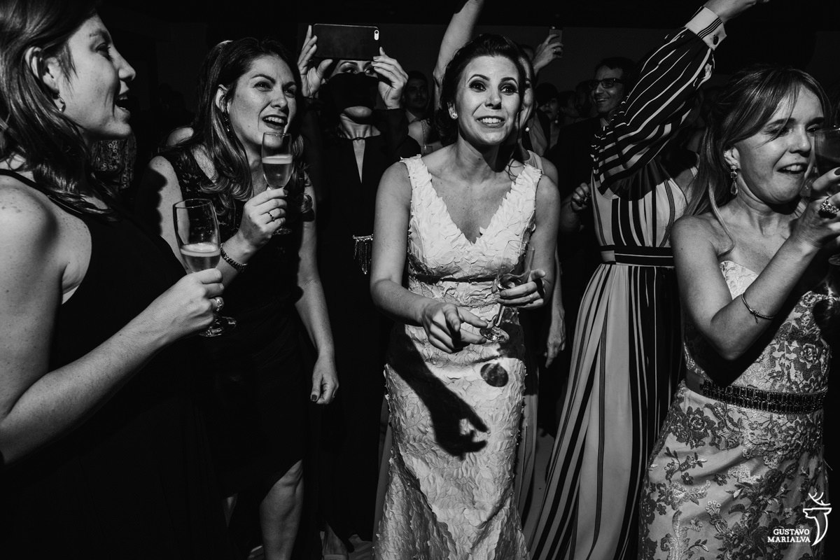 noiva dança com amigas e convidada tira foto com celular