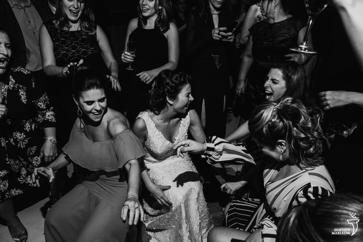amigas e noiva dançam rebolando até o chão