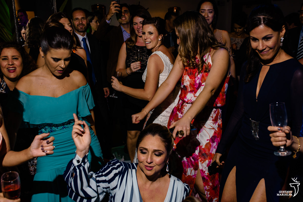 noiva dança com amigas enquanto convidada rebola até o chão