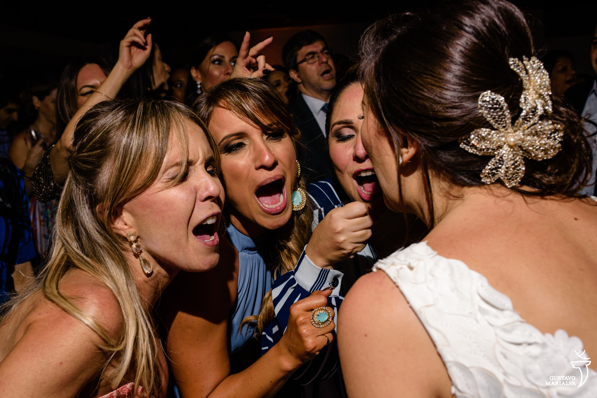 noiva e amigas cantam fingindo que as mãos são microfones