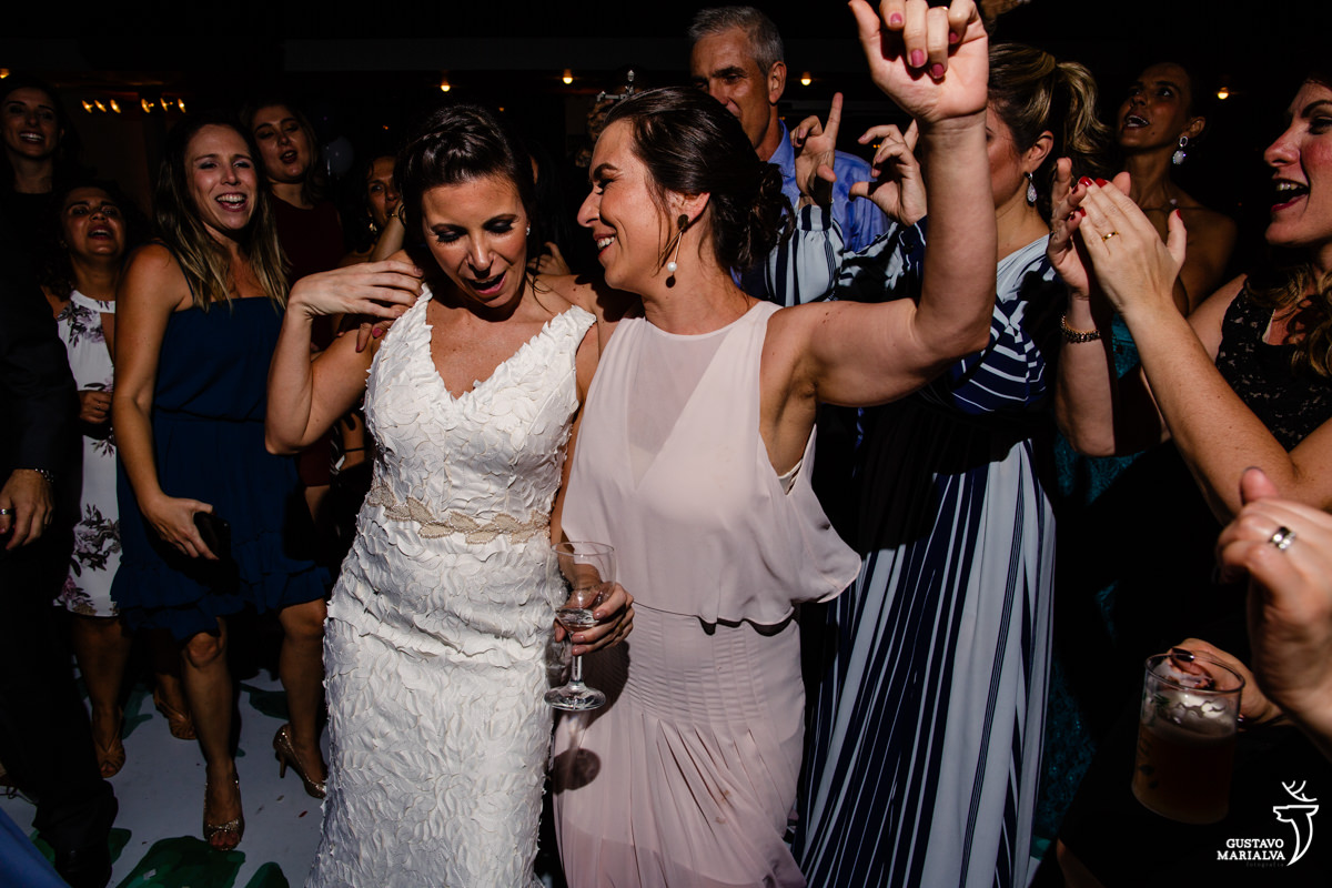 noiva dança abraçada com amiga