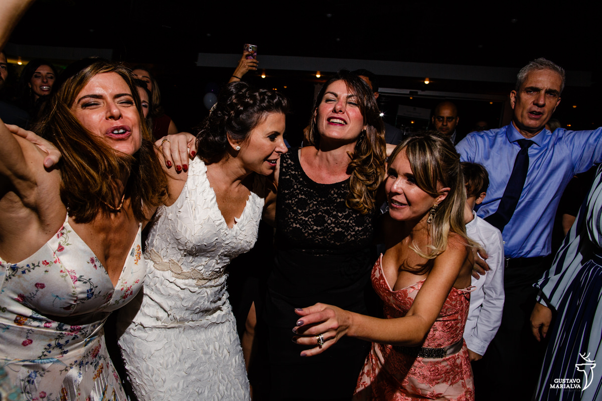 noiva abraça amigas e dança cantando