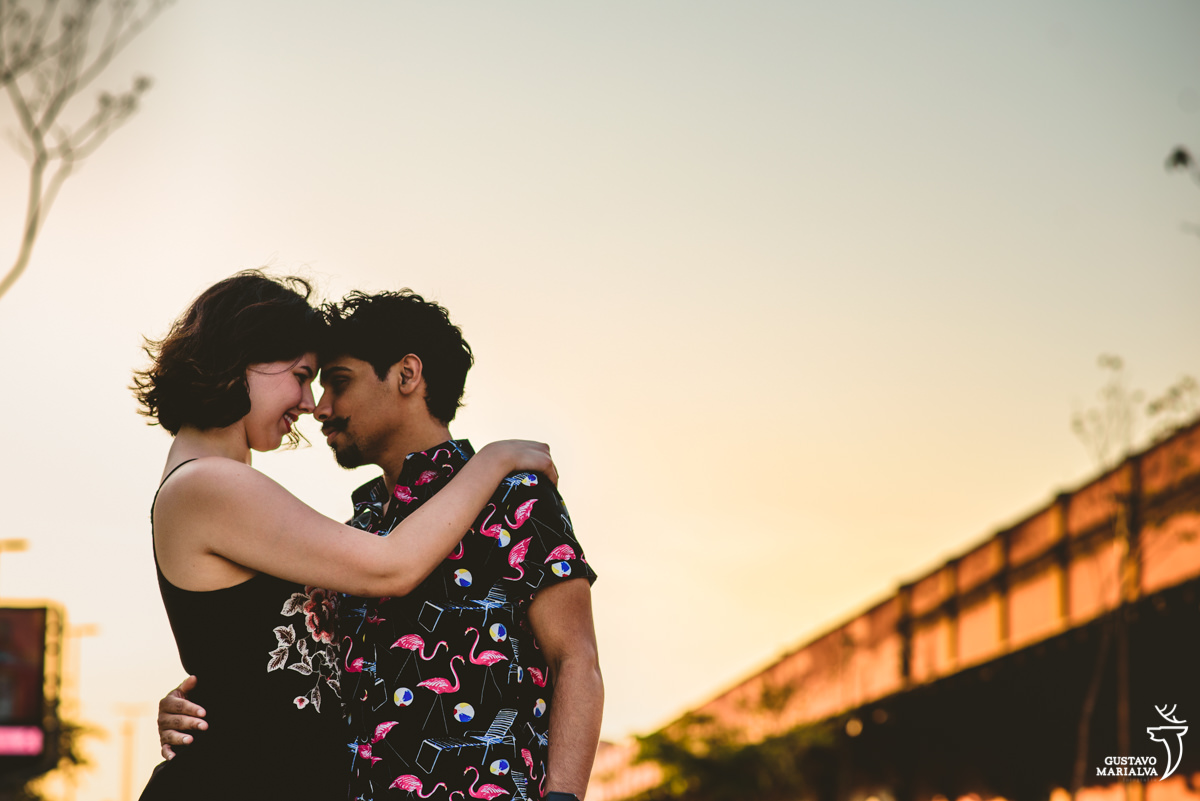 casal se abraça com por do sol ao fundo