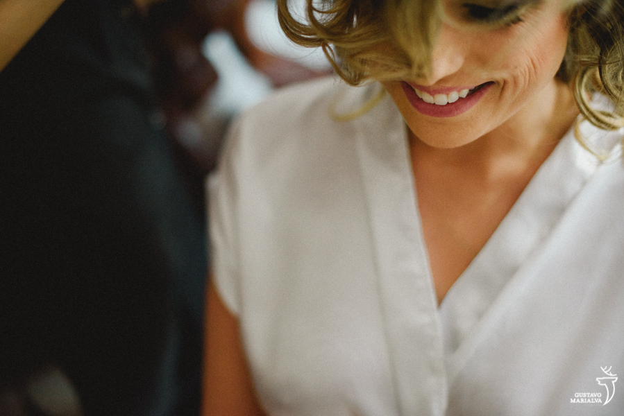 noiva sorrindo durante o making of