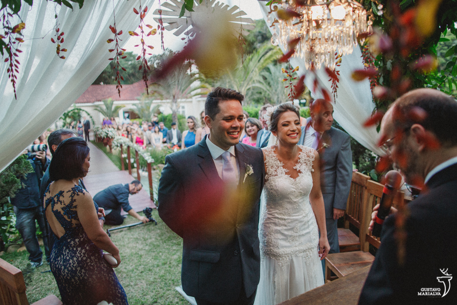 noivos sorrindo na cerimônia de casamento