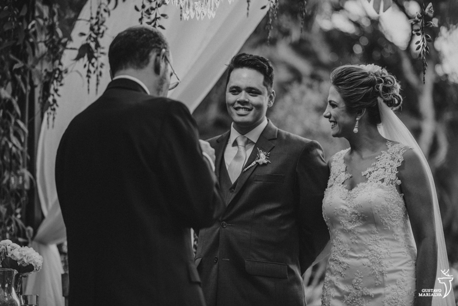 noivos felizes na cerimônia de casamento