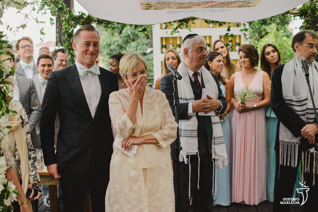 noivo e mãe se emocionando com a entrada da noiva