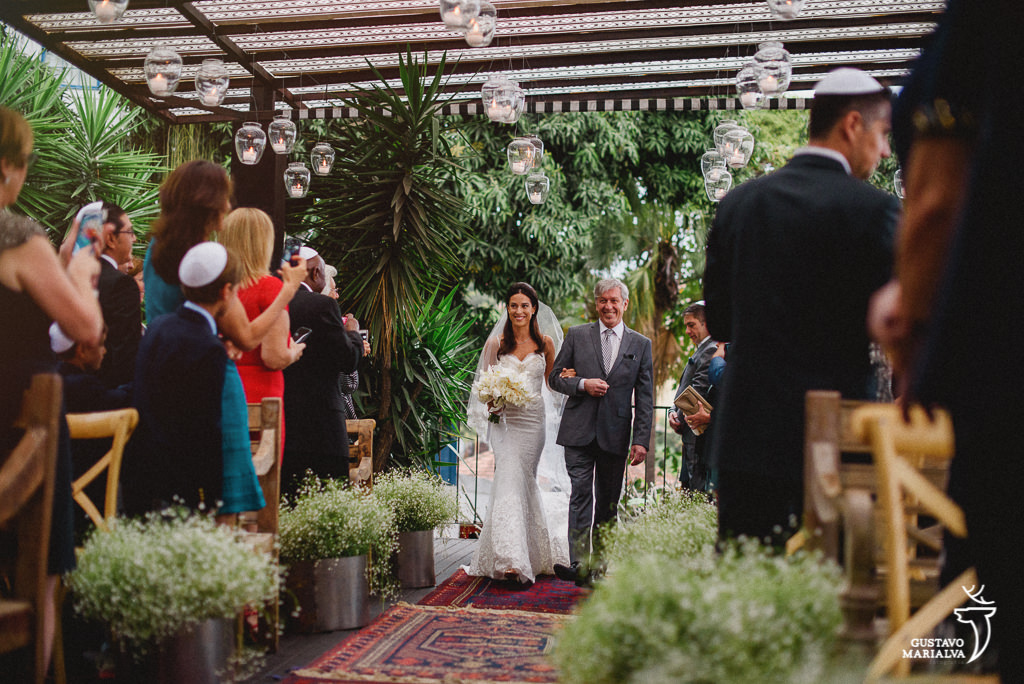 noiva entrando no casamento