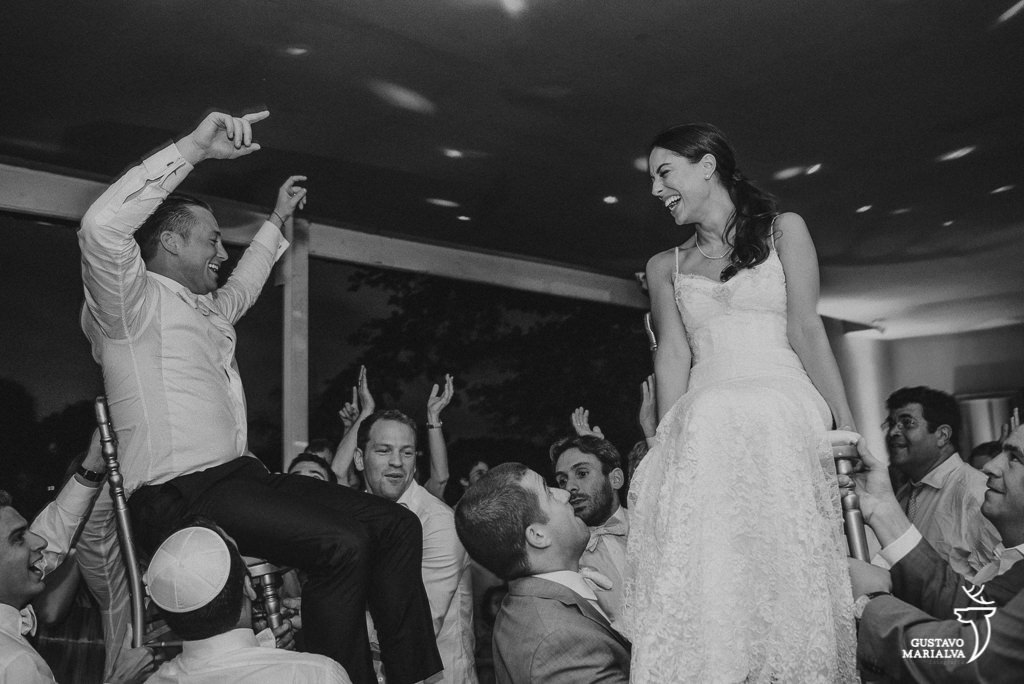 noivos em cima das cadeiras durante a festa de casamento
