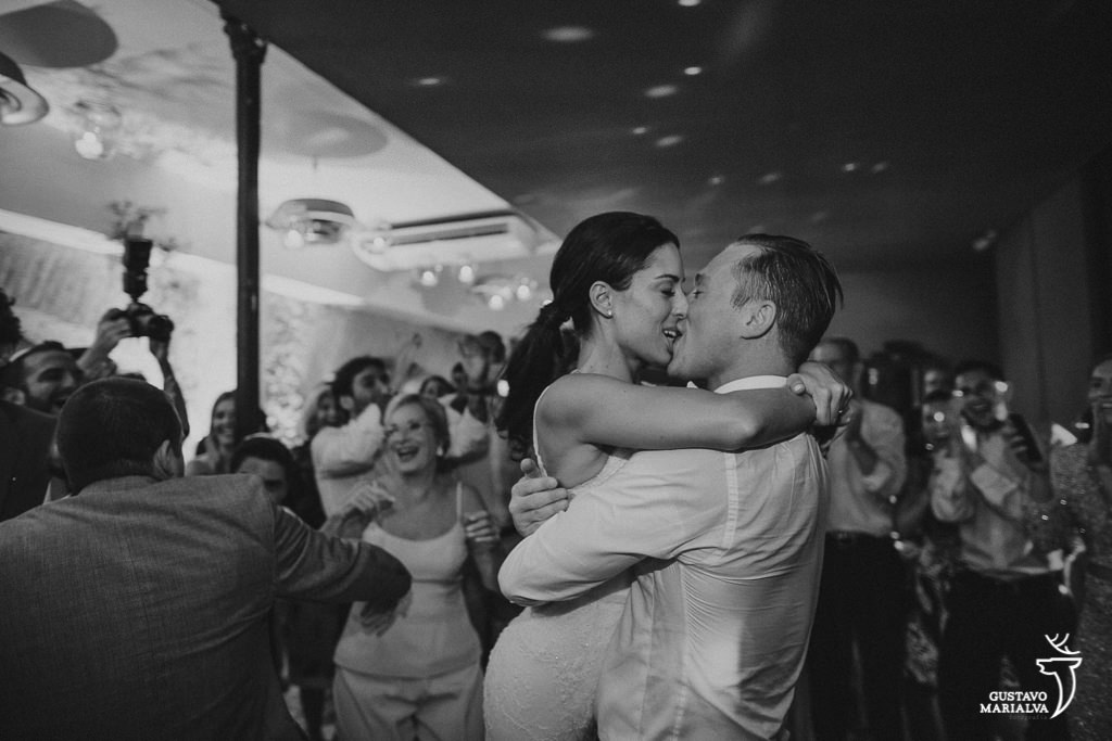 noivos se beijando durante a festa