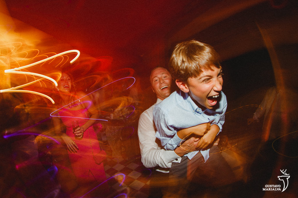 criança dançando na festa
