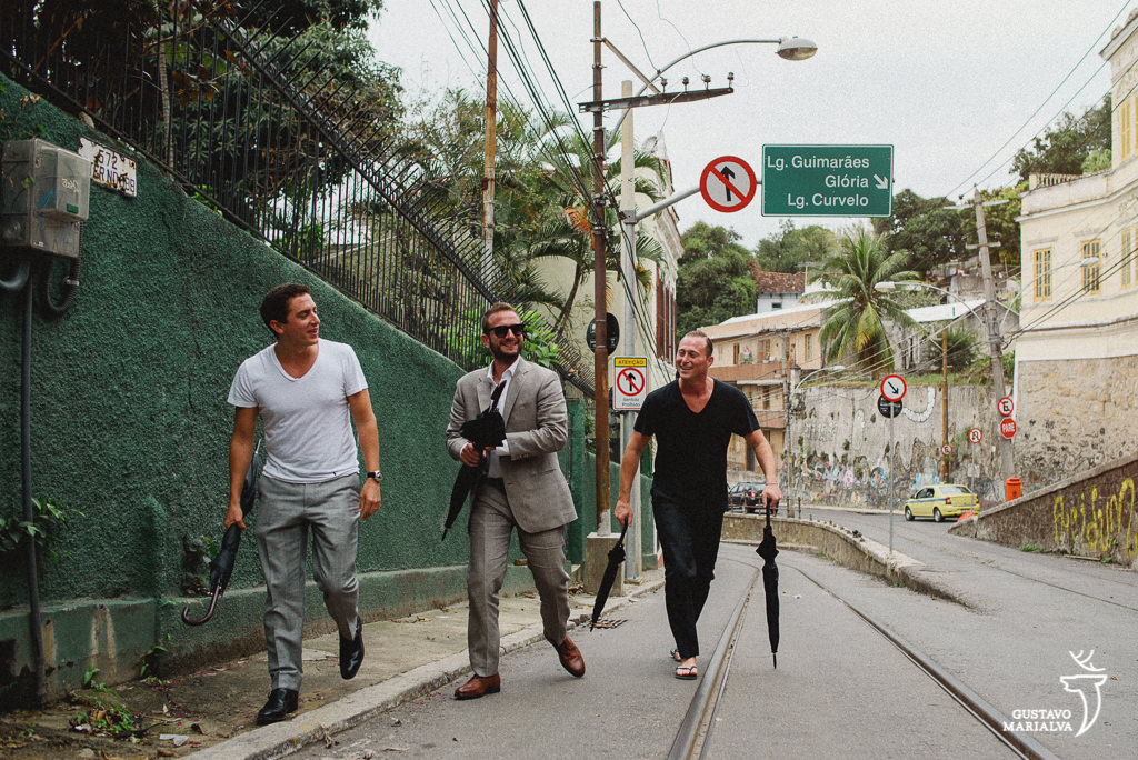 noivo andando com amigos em santa teresa