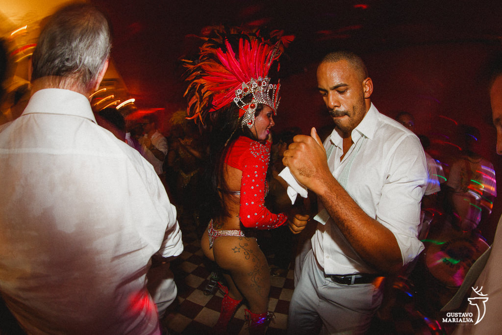 mulatas de escola de samba dançando