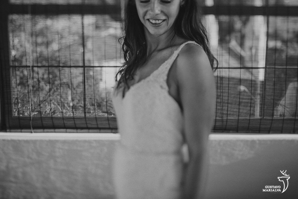 Noiva sorrindo durante retrato de casamento