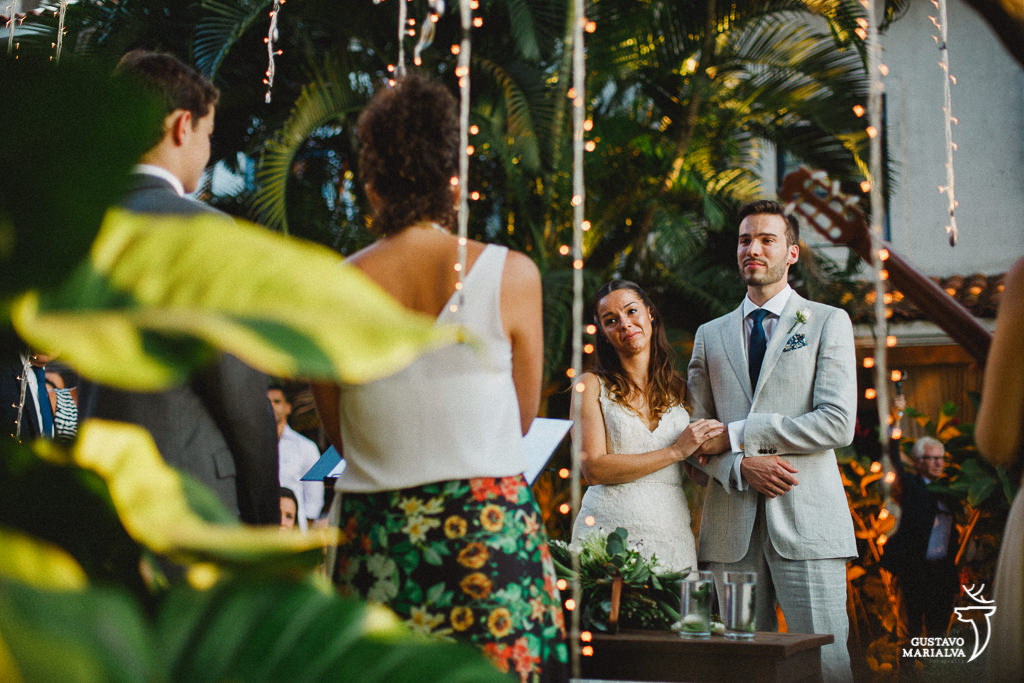 Noivos emocionados em cerimônia de casamento