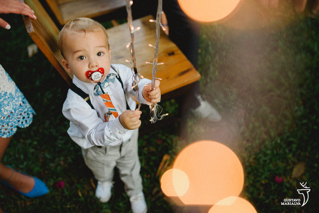 criança brincando com luzes de natal