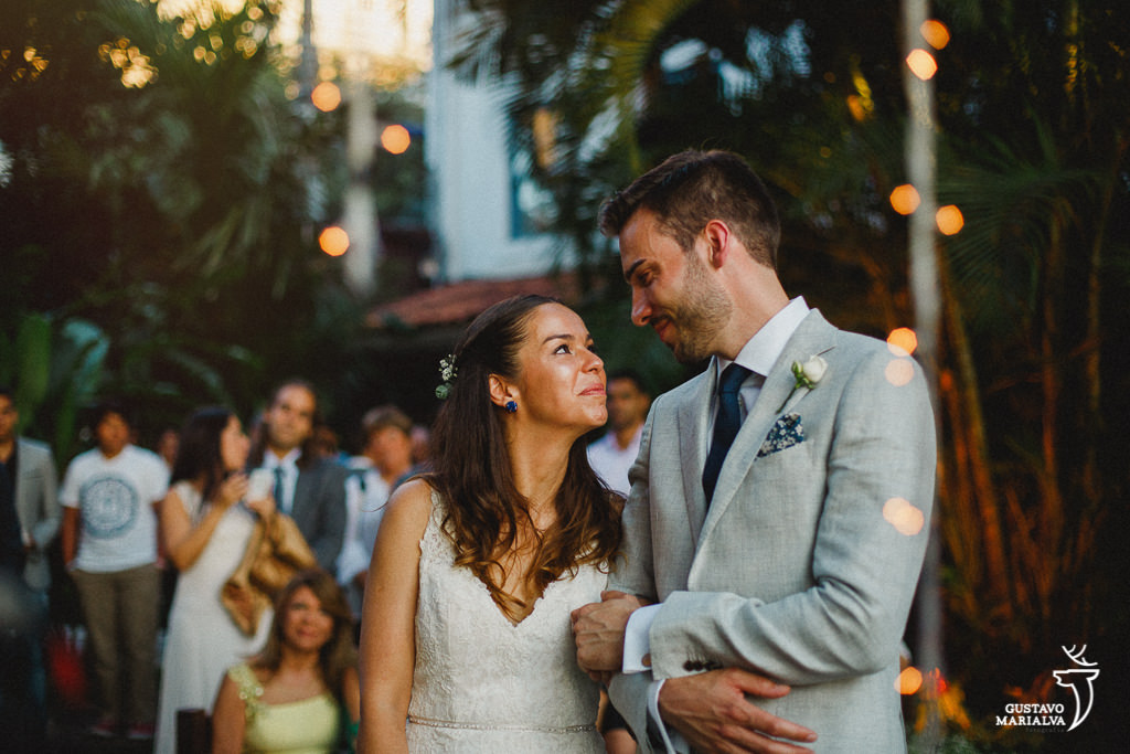 noivos se olhando durante a cerimônia de casamento