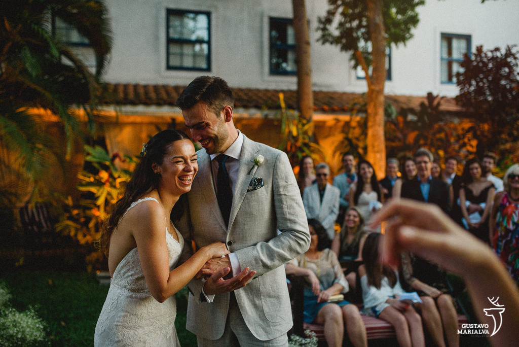 noivos sorrindo na cerimônia de casamento