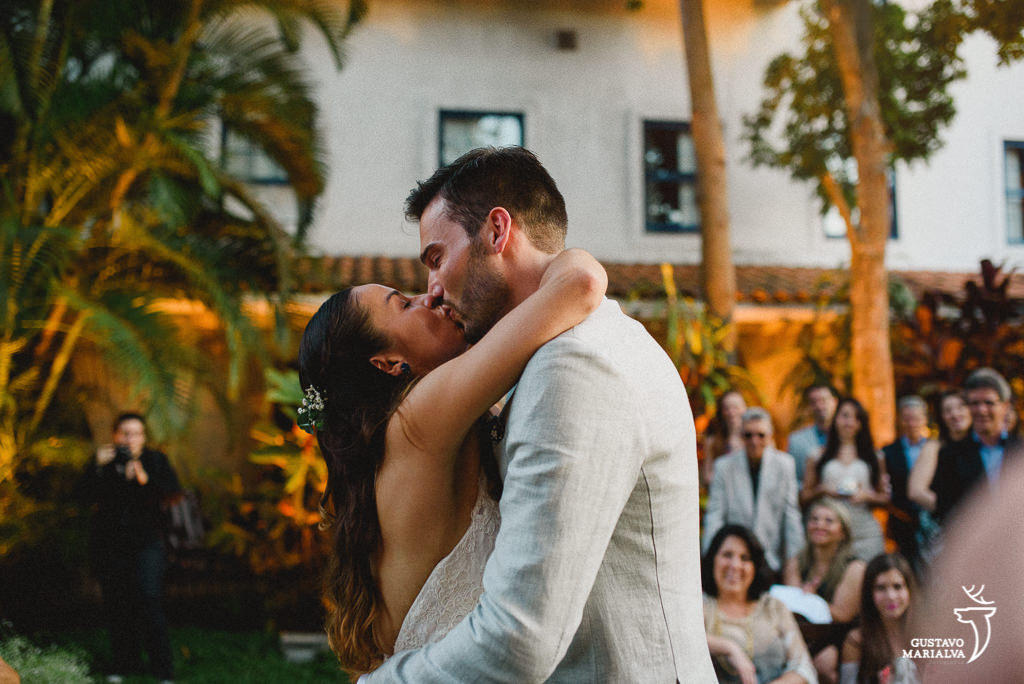 Noivos se beijando na cerimônia de casamento