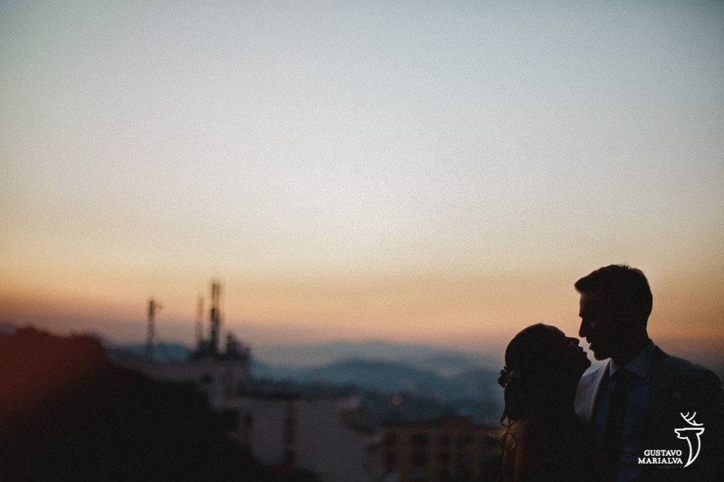 noivos posando no por do sol