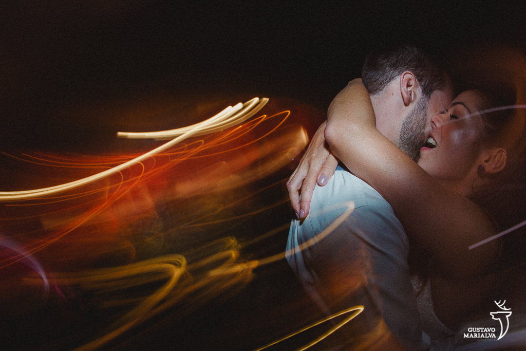 noivos se abraçando na festa de casamento