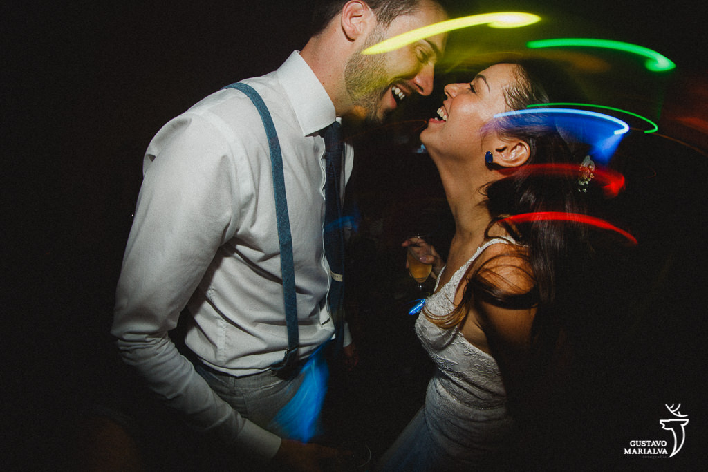 noivos dançando na festa de casamento