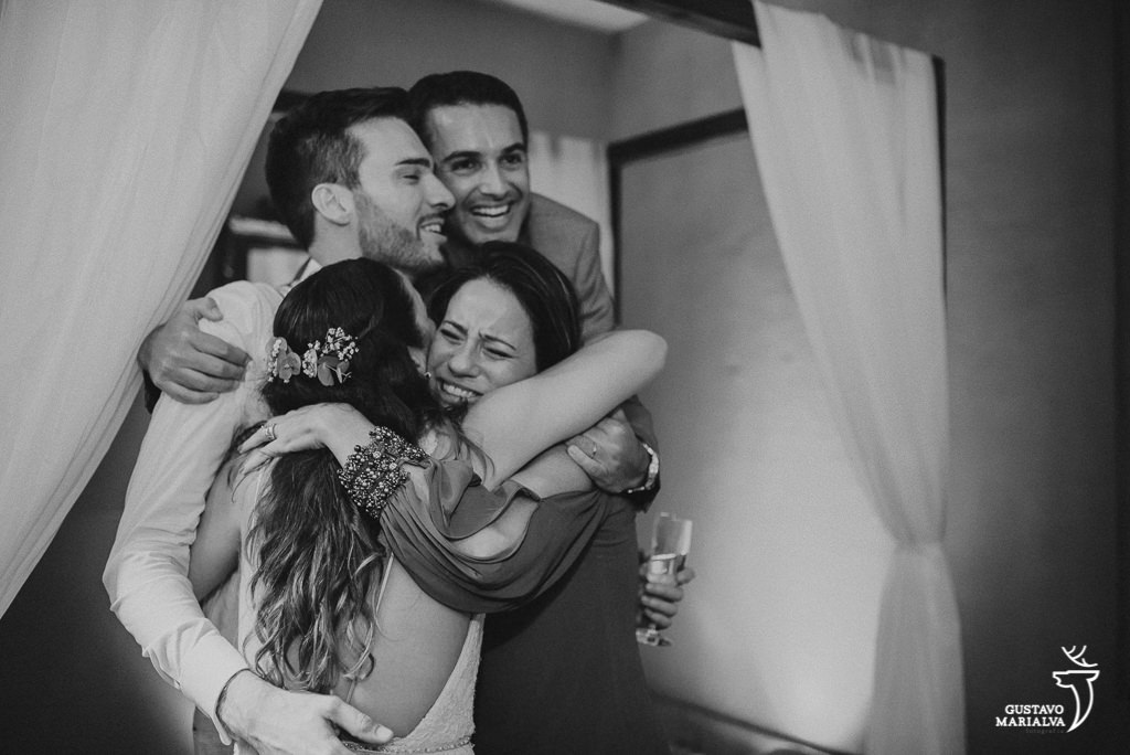 amigos se abraçando festa de casamento
