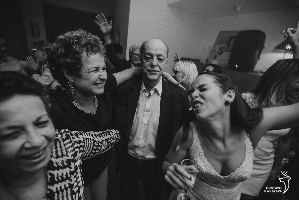 Pais e noiva dançando festa de casamento