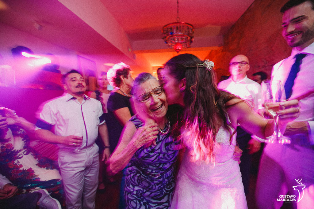 Noiva beijando a avó na festa de casamento