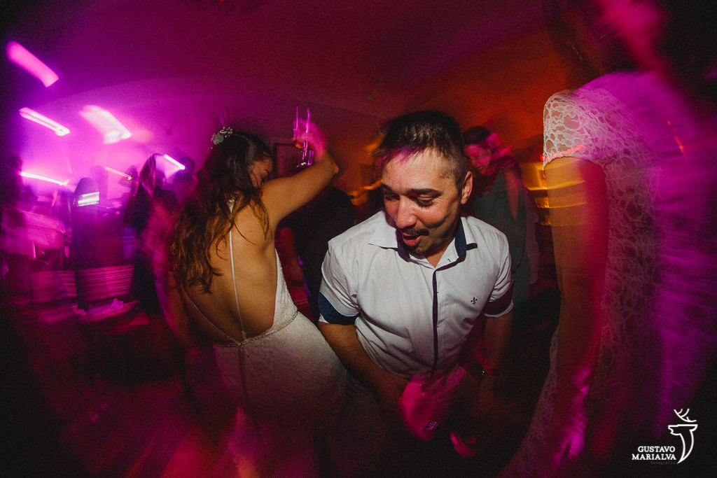 Amigos dançando na festa de casamento