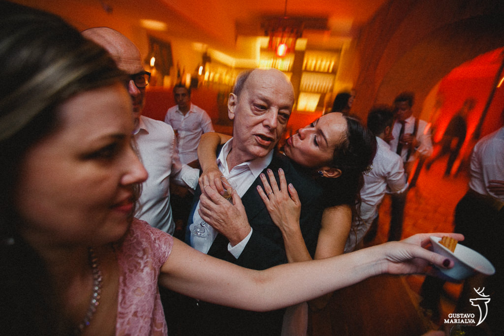 Noiva dançando com o pai na festa de casamento