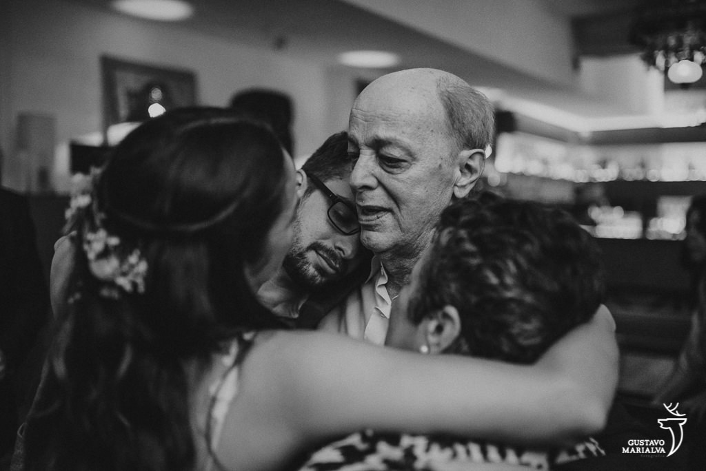 Família se abraçando na festa de casamento