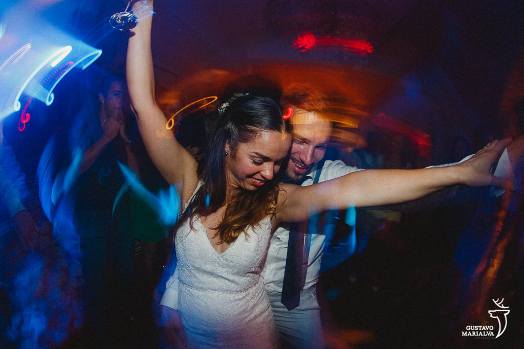 Noivos dançando felizes na festa de casamento