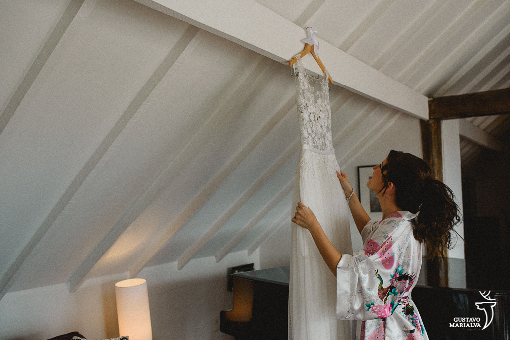 noiva arrumando o vestido no making of do casamento
