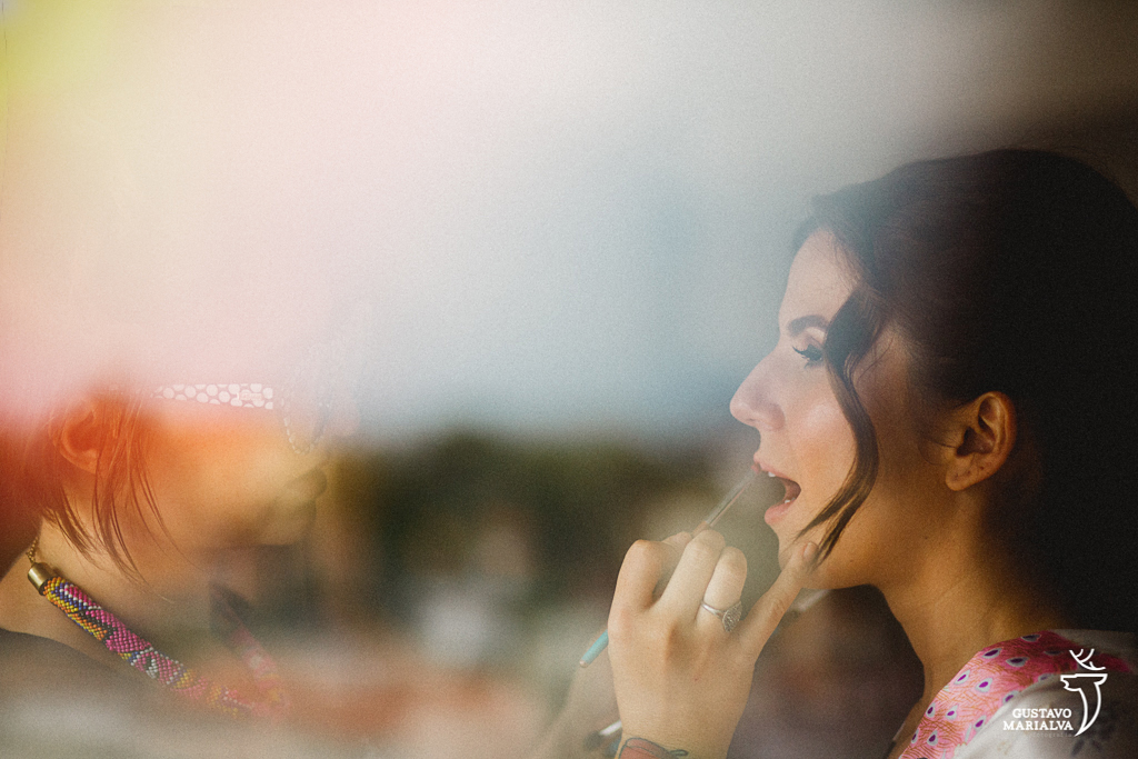 noiva passando batom no making of do casamento