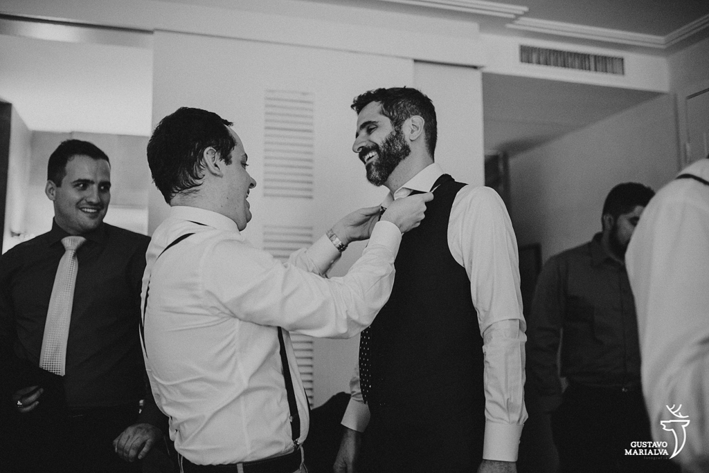 padrinho ajeitando a gravata do noivo no making of do casamento