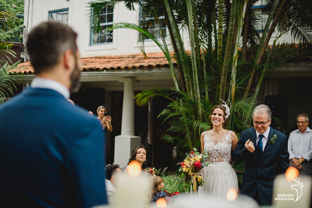 noiva entrando na cerimônia de casamento