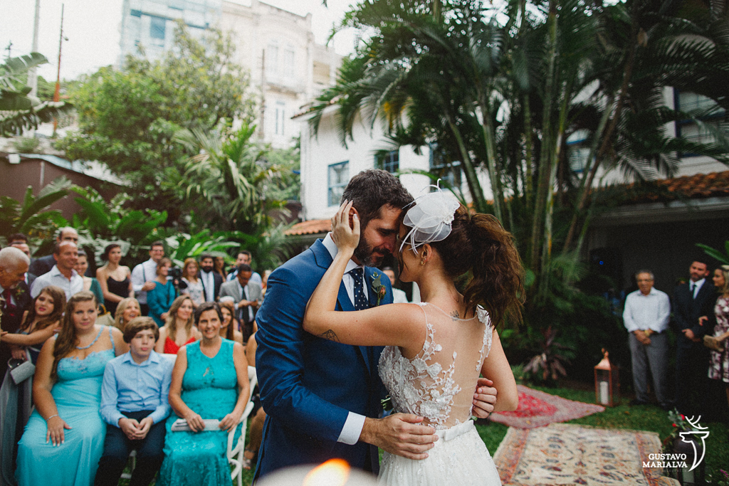 noivos trocando carinho na cerimônia de casamento