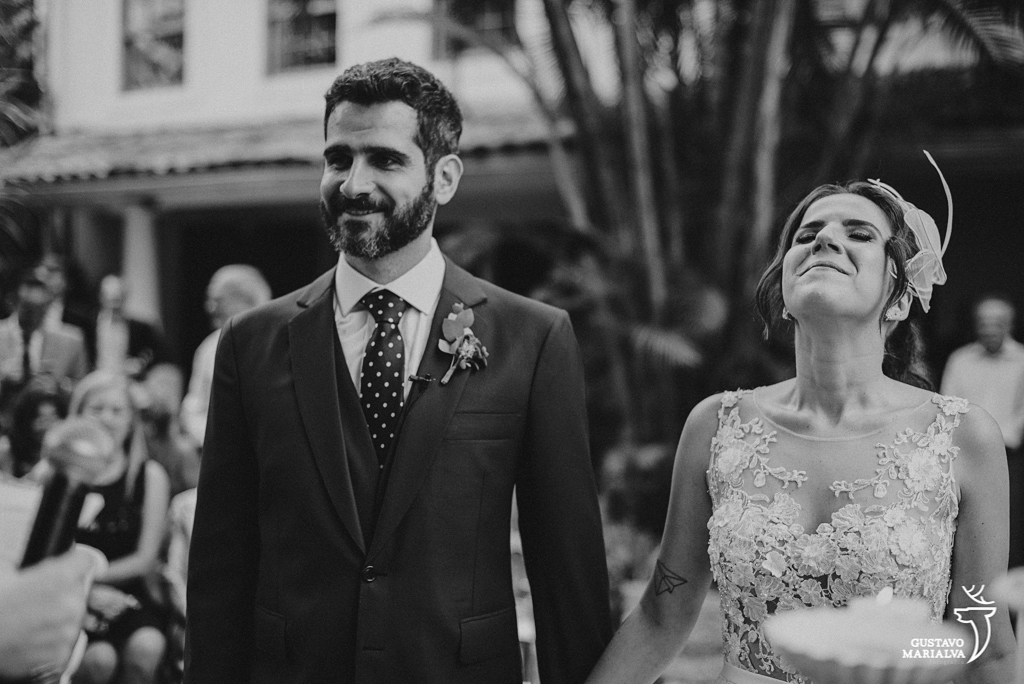 noiva rezando na cerimônia de casamento
