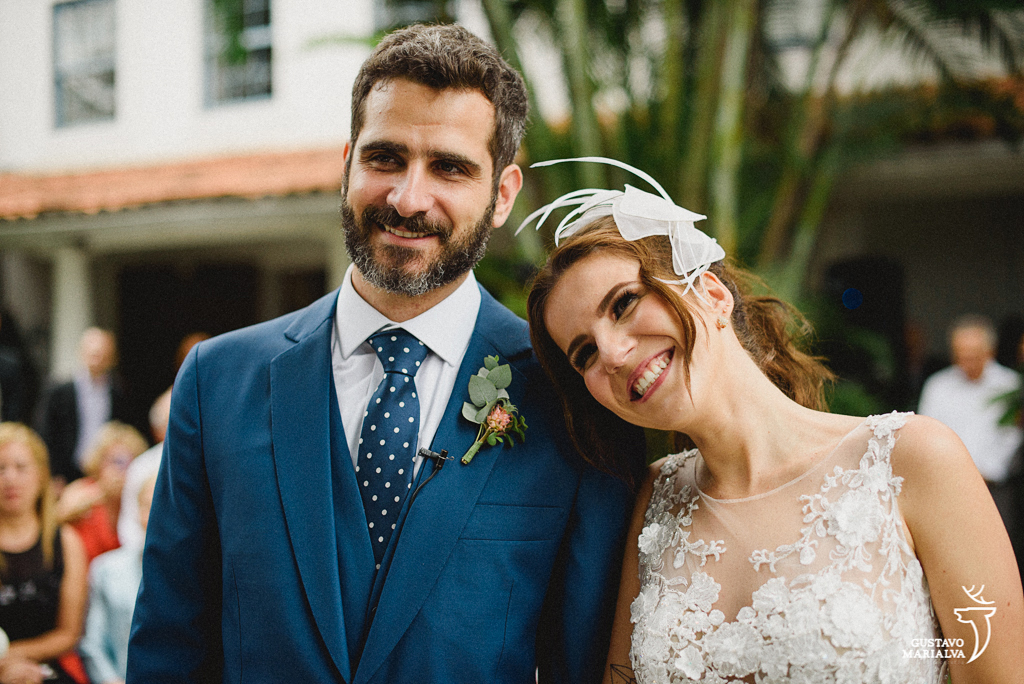 noivos emocionados na cerimônia de casamento