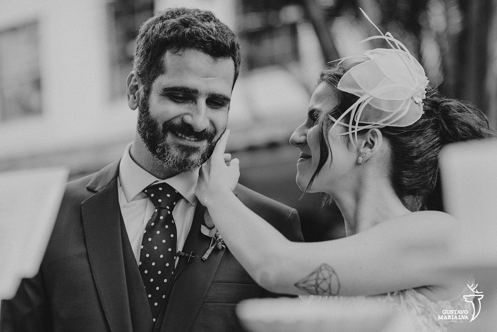 noiva fazendo carinho no noivo na cerimônia de casamento