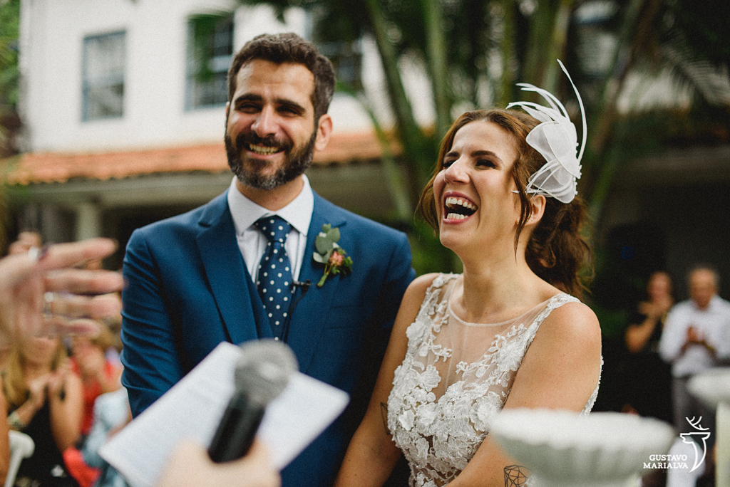 noivos rindo na cerimônia de casamento