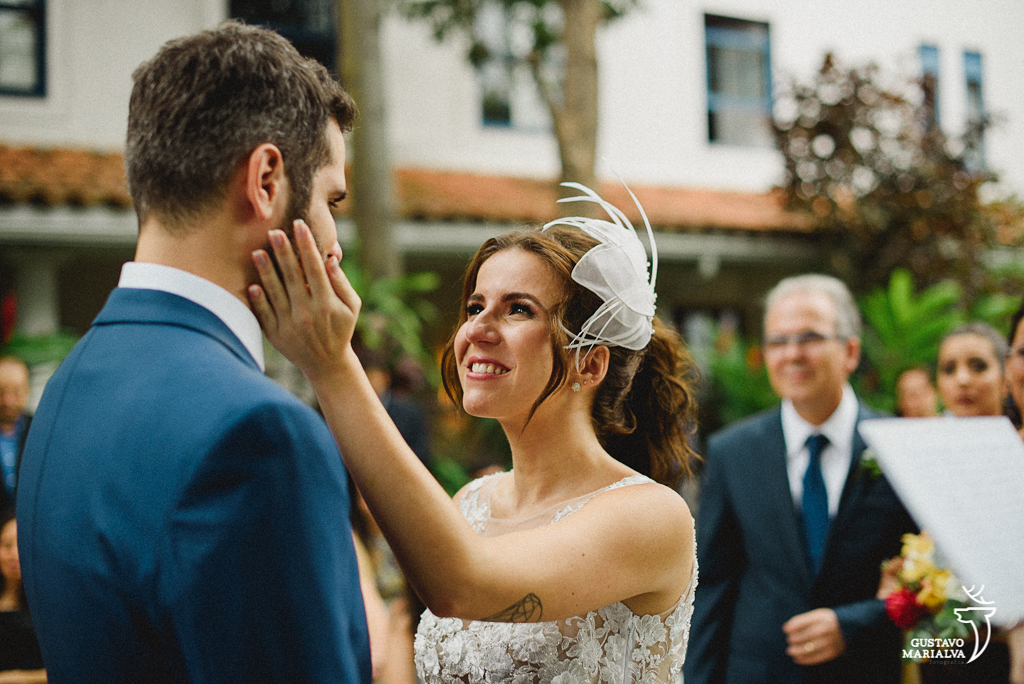 noiva acariciando o noivo na cerimônia de casamento