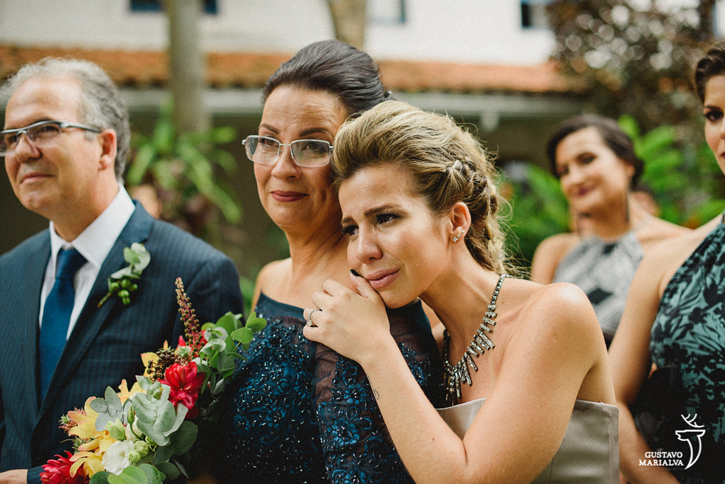 mãe e irmã da noiva chorando