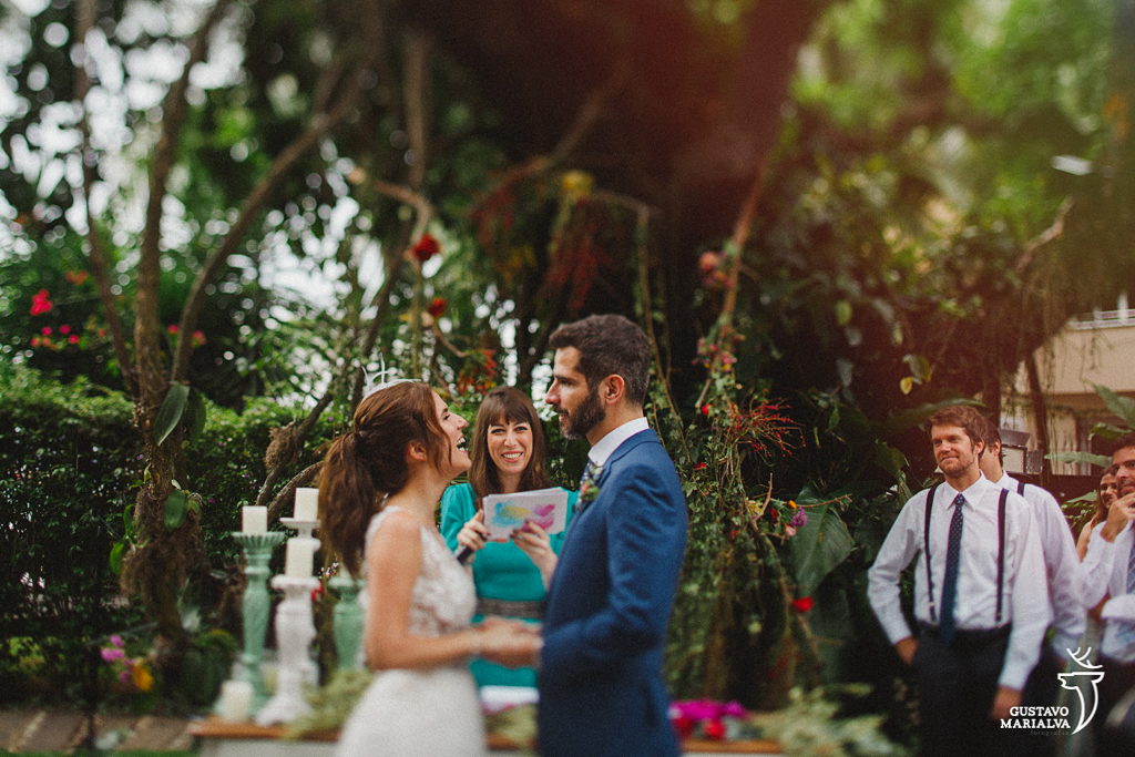 noivos trocando votos na cerimônia de casamento